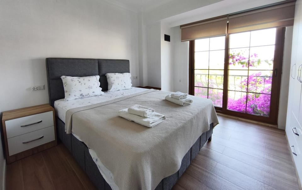 Bed, Bedroom, towels