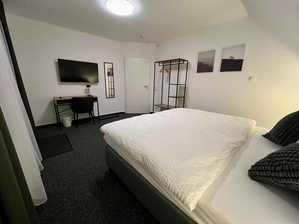 Bed, TV and multimedia, Photo of the whole room, Bedroom