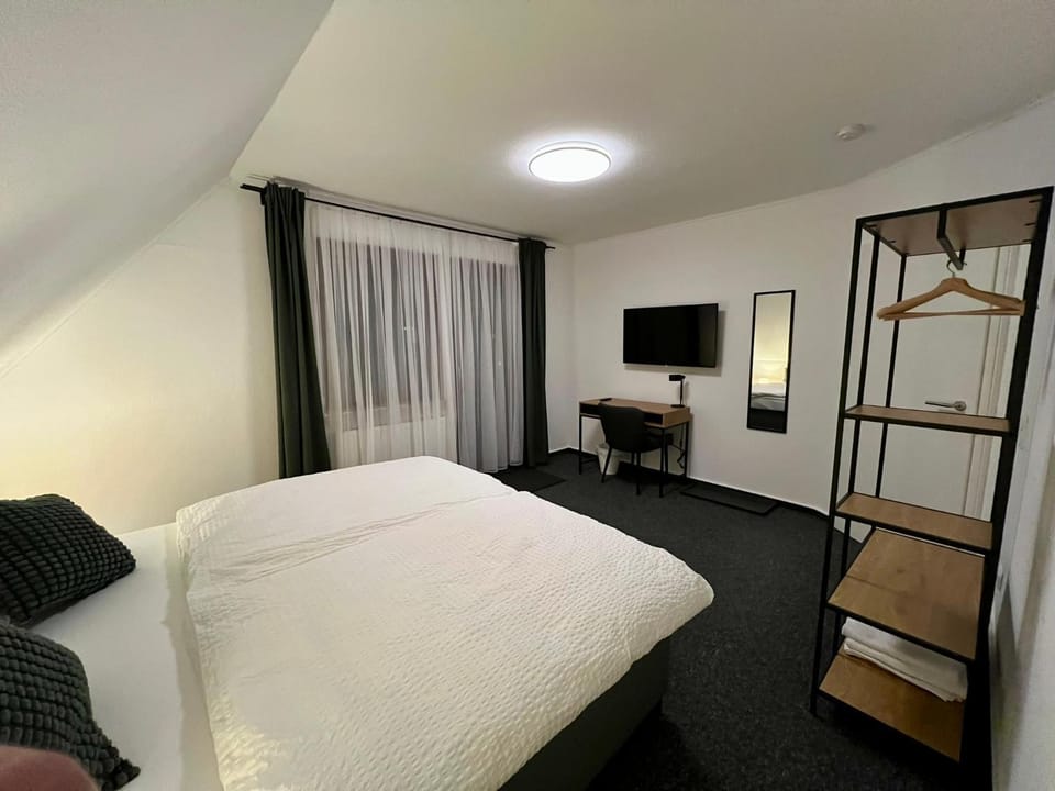 Bed, TV and multimedia, Photo of the whole room, Bedroom, wardrobe