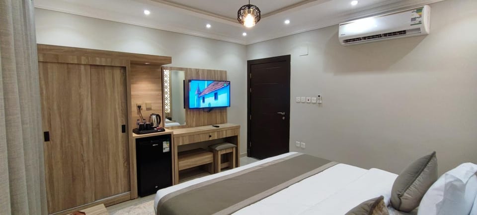 Bed, TV and multimedia, Photo of the whole room, Bedroom, wardrobe, air conditioner