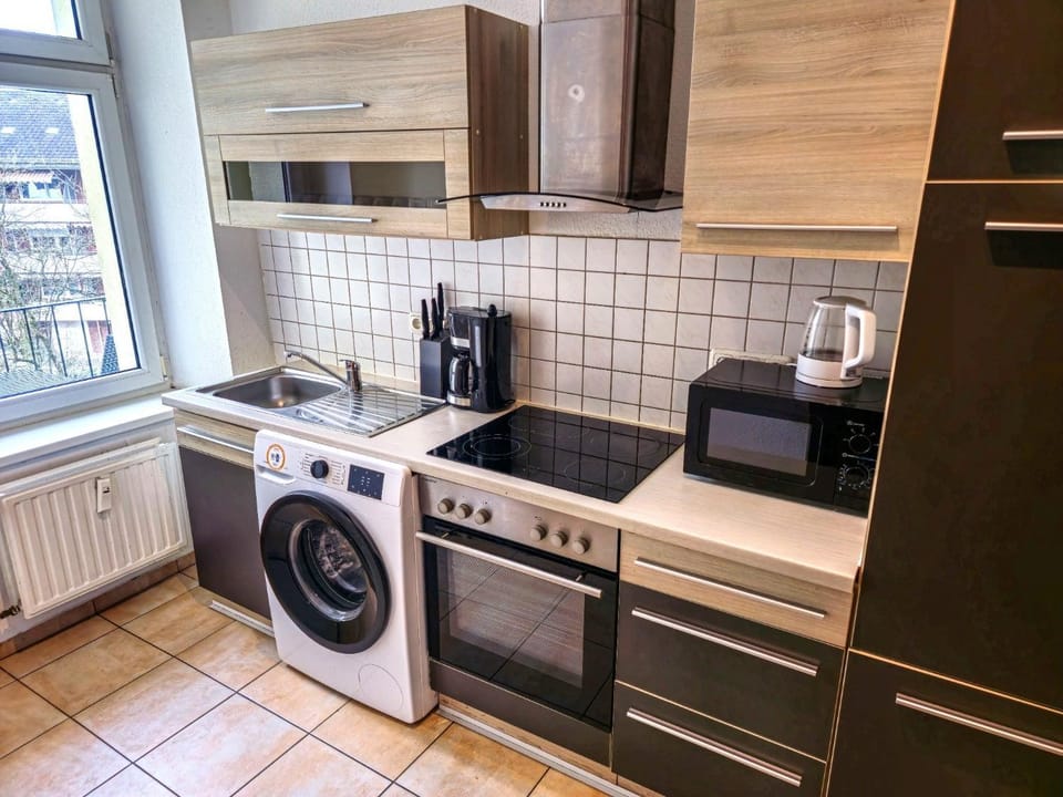 Coffee/tea facilities, Kitchen or kitchenette, microwave, oven, stove, washing machine, kitchen