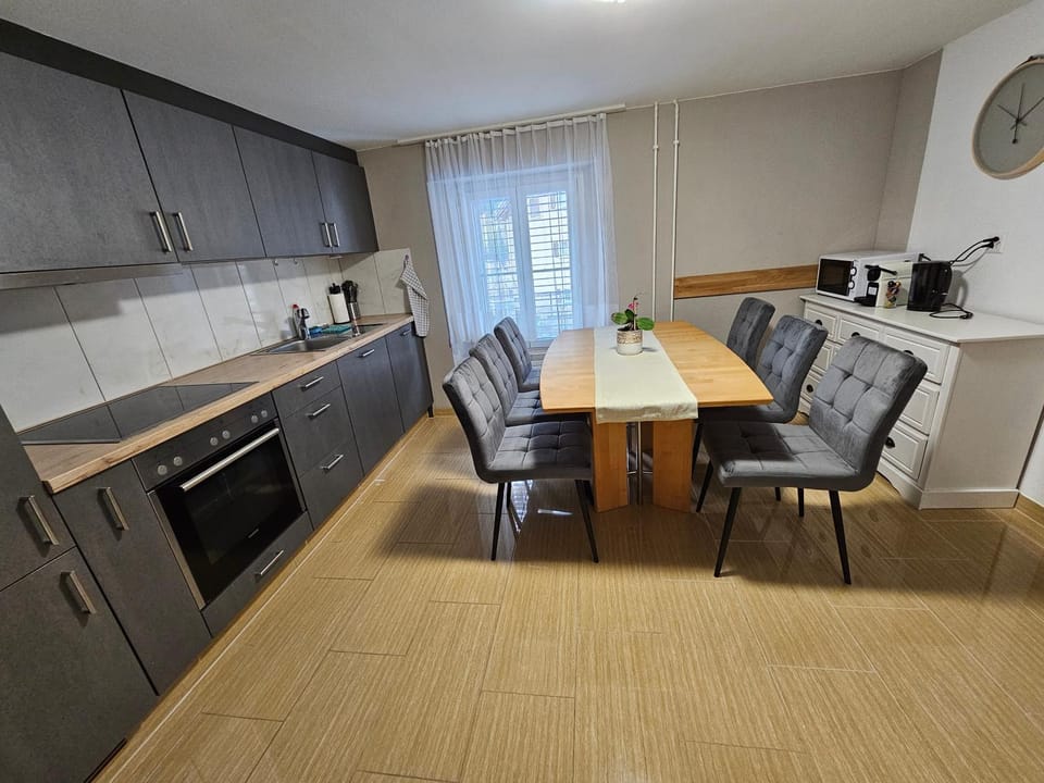 Coffee/tea facilities, Kitchen or kitchenette, Dining area, dishwasher, oven, stove