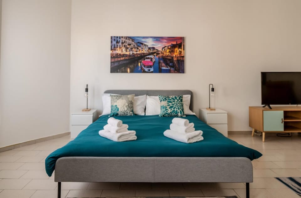 Bed, TV and multimedia, Photo of the whole room, Bedroom, towels