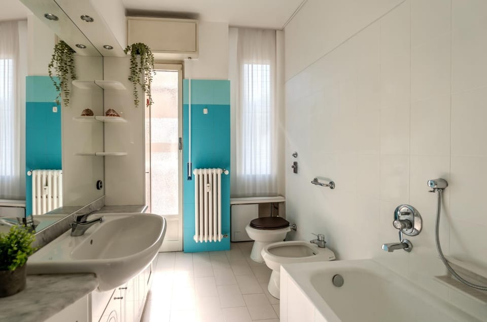 Shower, Toilet, Bathroom, Bath, bidet, towels