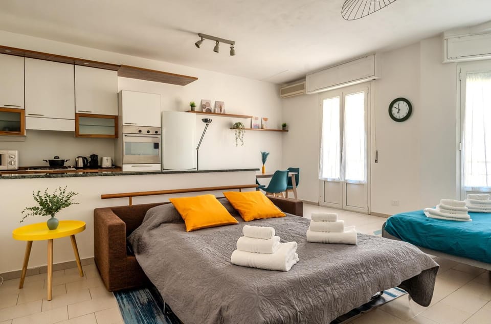 Bed, Kitchen or kitchenette, Living room, Photo of the whole room, Seating area, Dining area, Bedroom, stove, towels