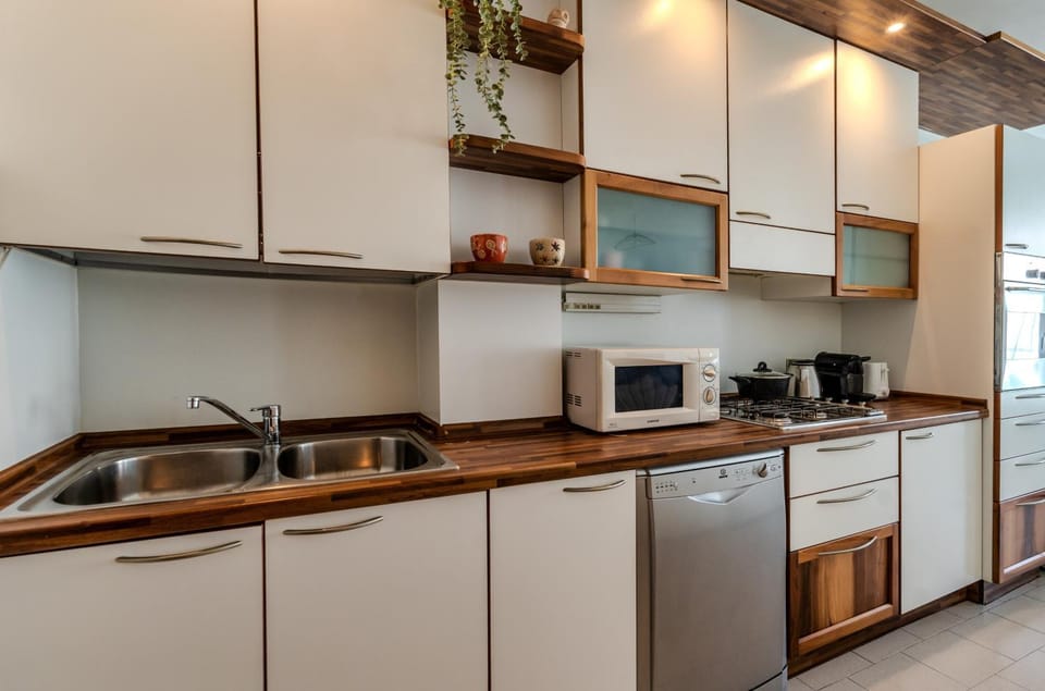 Coffee/tea facilities, Kitchen or kitchenette, dishwasher, oven, stove, toaster