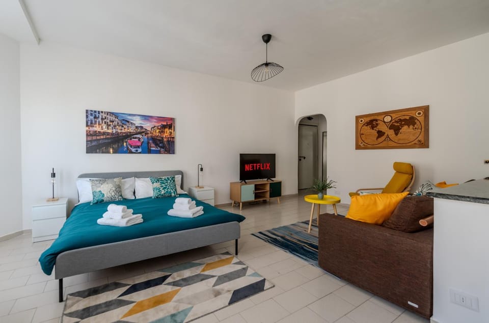 Bed, TV and multimedia, Living room, Photo of the whole room, Seating area, Bedroom
