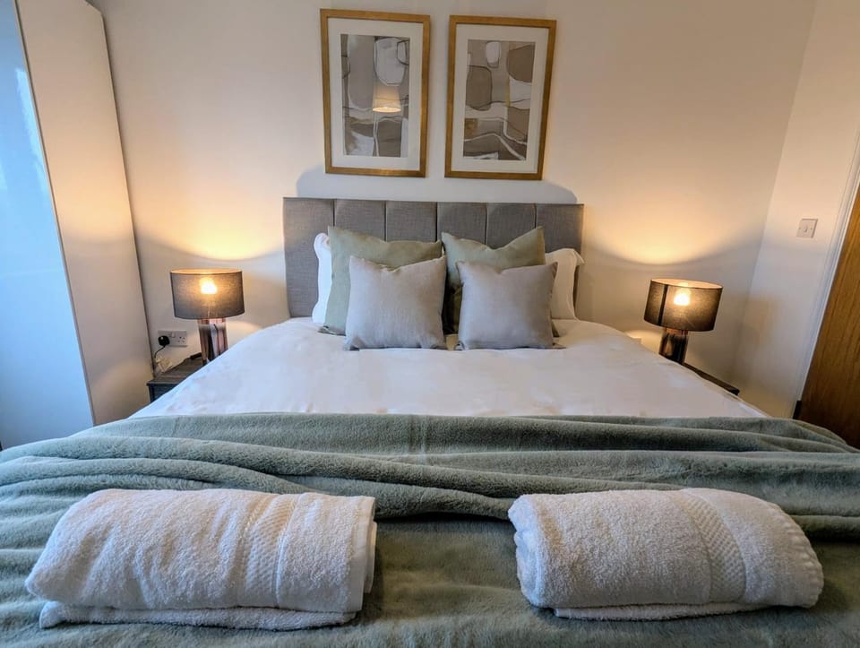 Bed, Photo of the whole room, Bedroom, towels