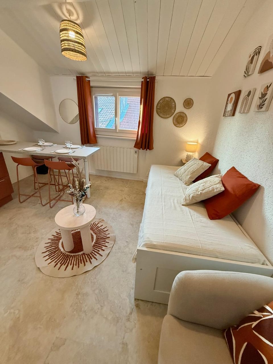 Bed, Living room, Photo of the whole room