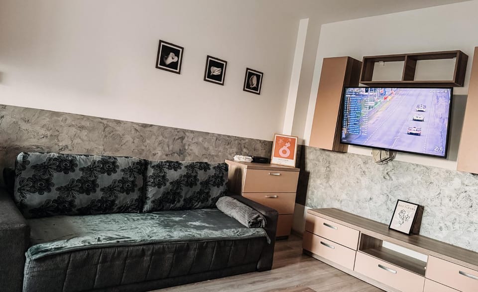 Communal lounge/ TV room, TV and multimedia, Living room, Seating area, Evening entertainment