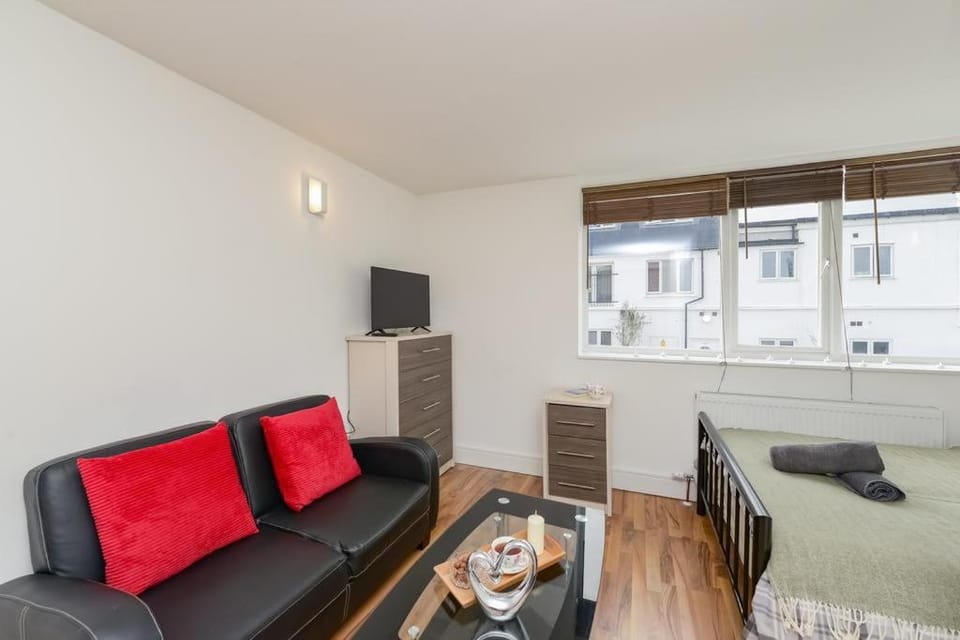 Communal lounge/ TV room, Living room, Seating area, Evening entertainment