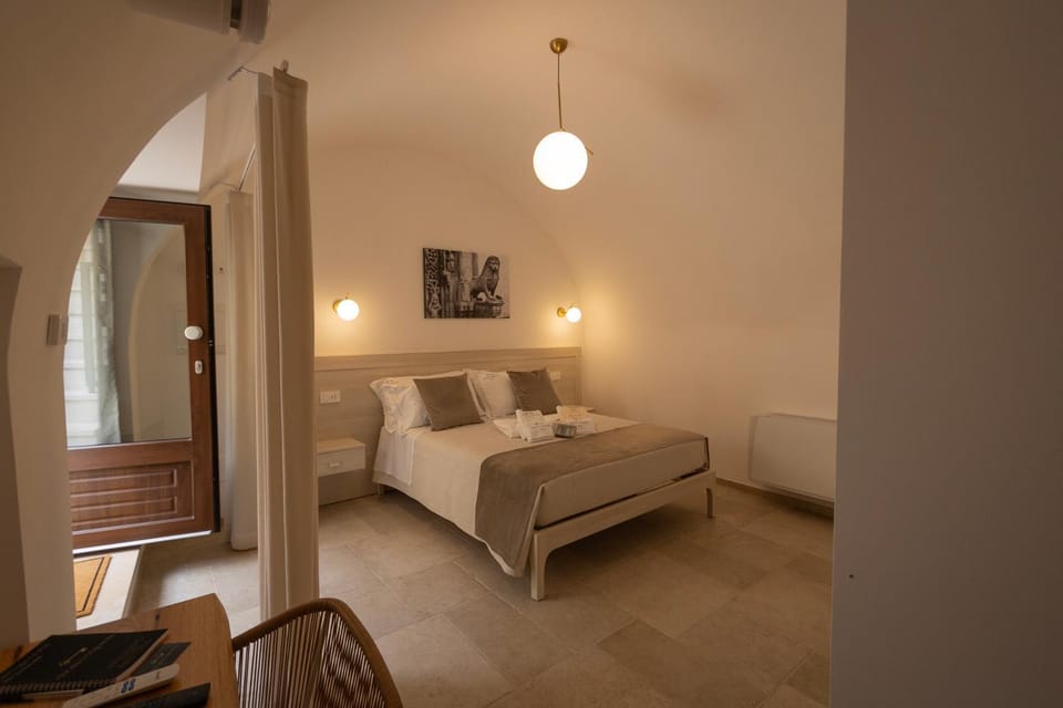 Bed, Photo of the whole room, Seating area, Bedroom