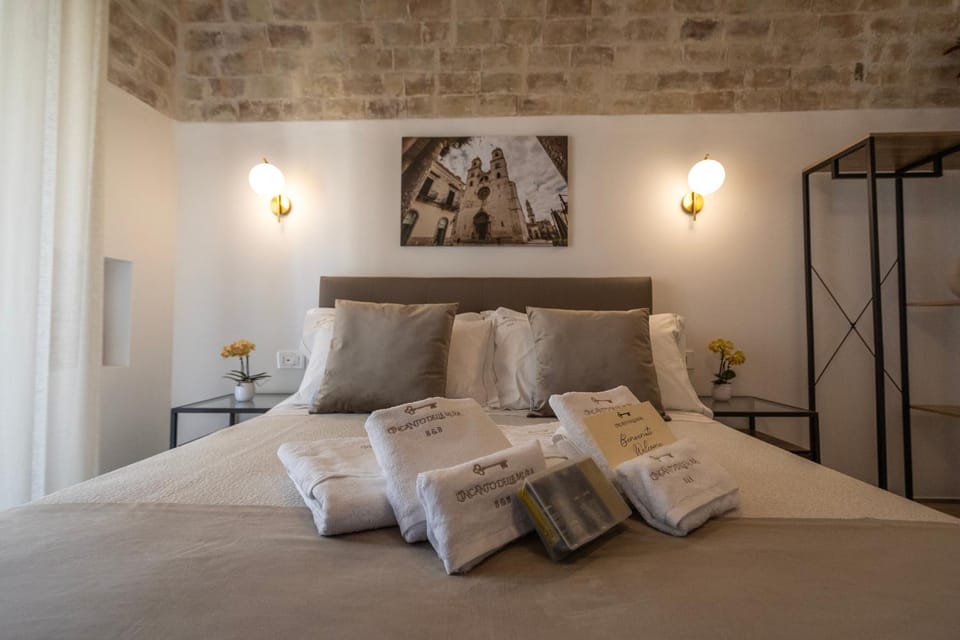 Photo of the whole room, Decorative detail, Decorative detail, towels