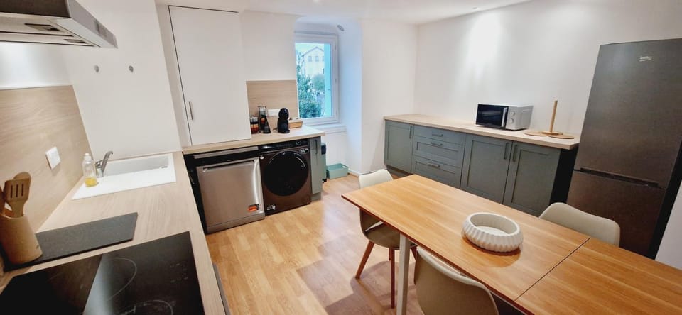 Dining area, Communal kitchen, dishwasher, oven, stove, kitchen