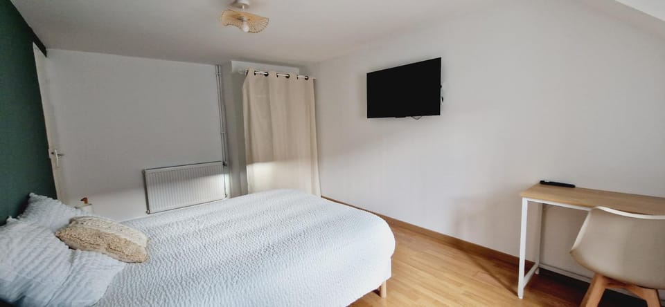Bed, TV and multimedia, Photo of the whole room, Bedroom
