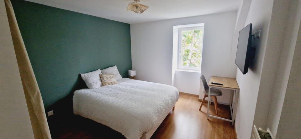 Photo of the whole room, Bedroom