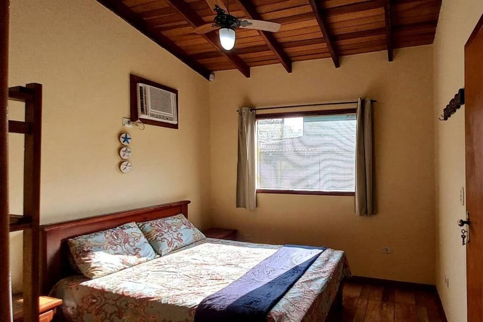 Photo of the whole room, Bedroom, air conditioner