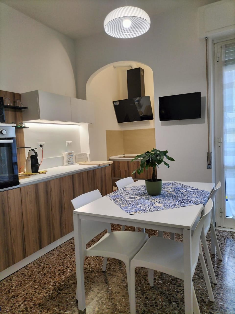 Kitchen or kitchenette, Dining area, oven, stove