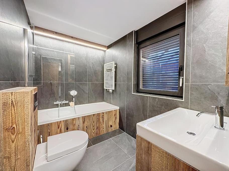 Shower, Toilet, Bathroom, Bath