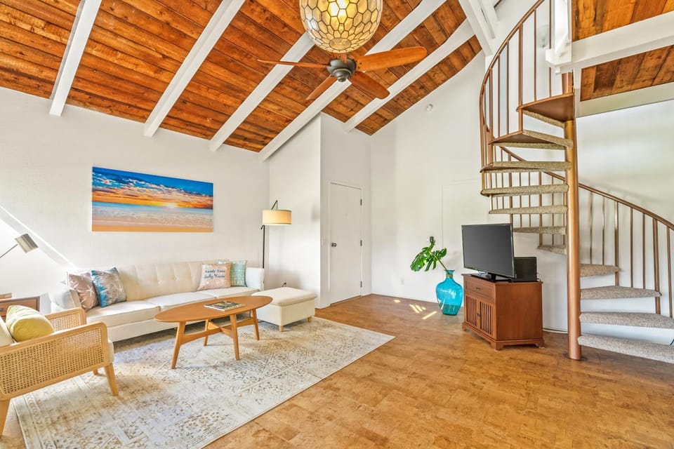 Beautiful Airy 1 Br Condo with Loft Golf Course View Pool Hot tub 209A Apartment in Princeville