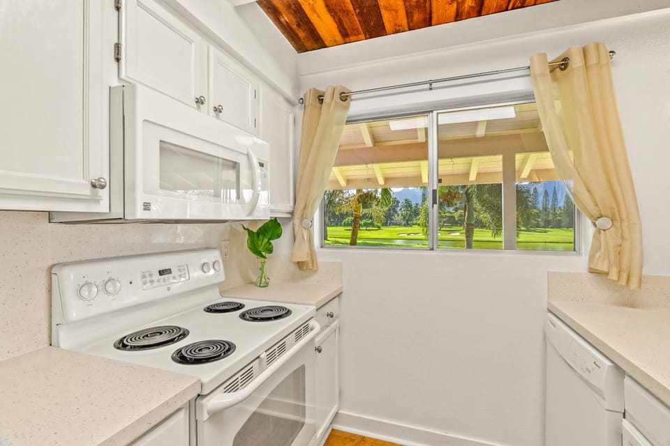Beautiful Airy 1 Br Condo with Loft Golf Course View Pool Hot tub 209A Apartment in Princeville