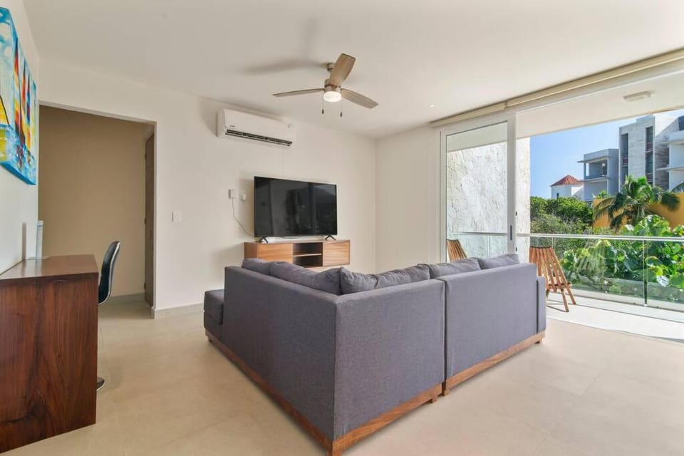 TV and multimedia, Living room, Seating area, Evening entertainment, air conditioner