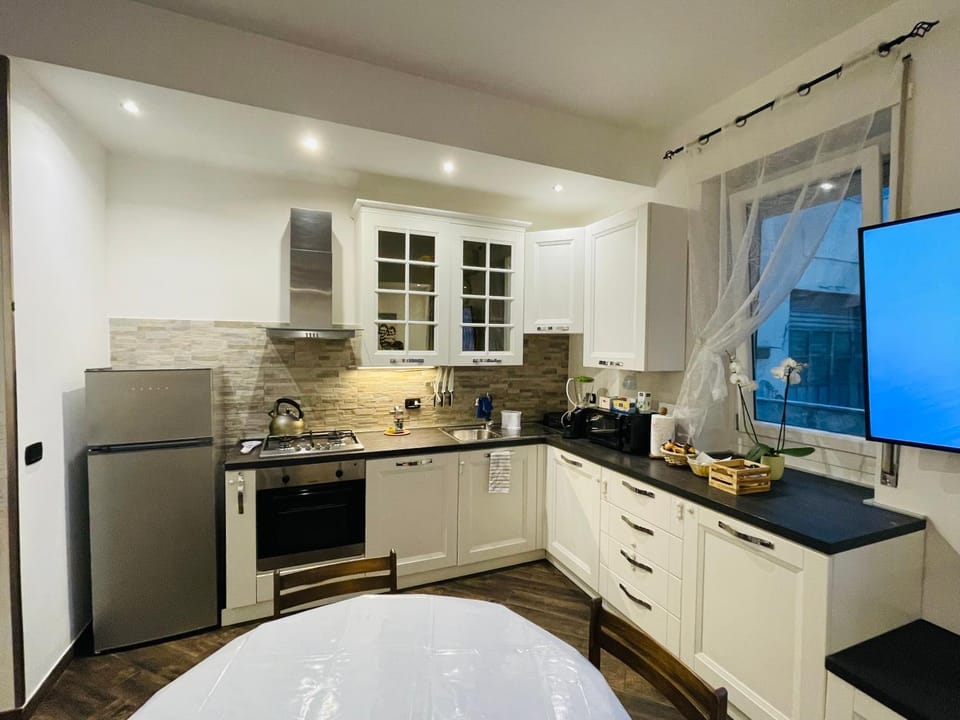 Kitchen or kitchenette, dishwasher, stove