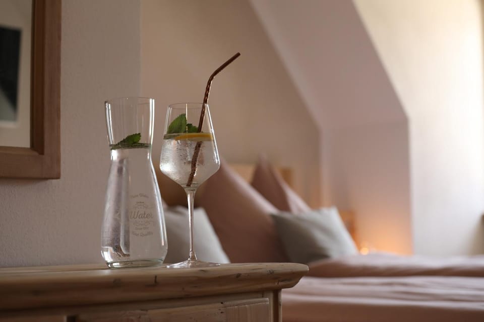 Bed, Bedroom, Drinks