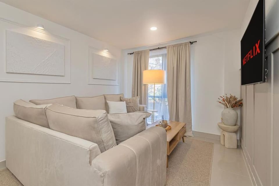 The Ivory Nook, Cozy & Spacious, Sleeps 8 Apartment in Leeds