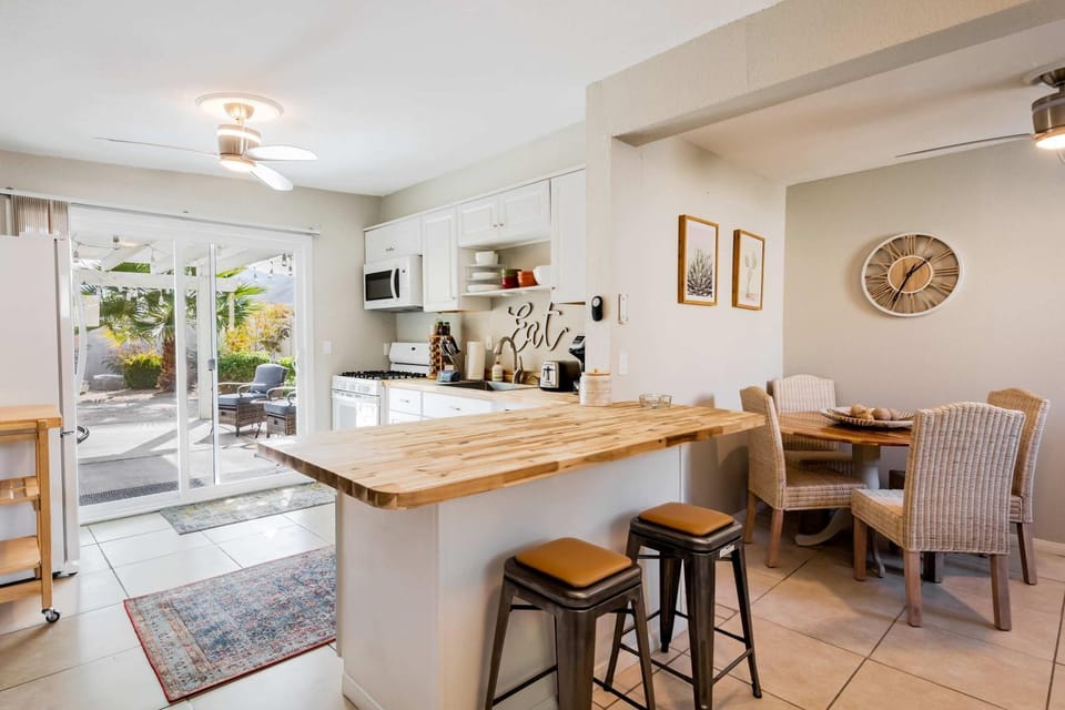 Movie Colony Oasis - Peaceful Walk to Downtown House in Palm Springs