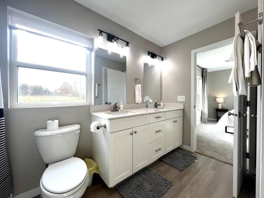 Central Cedar Falls Townhome - King Beds! Apartment in Cedar Falls