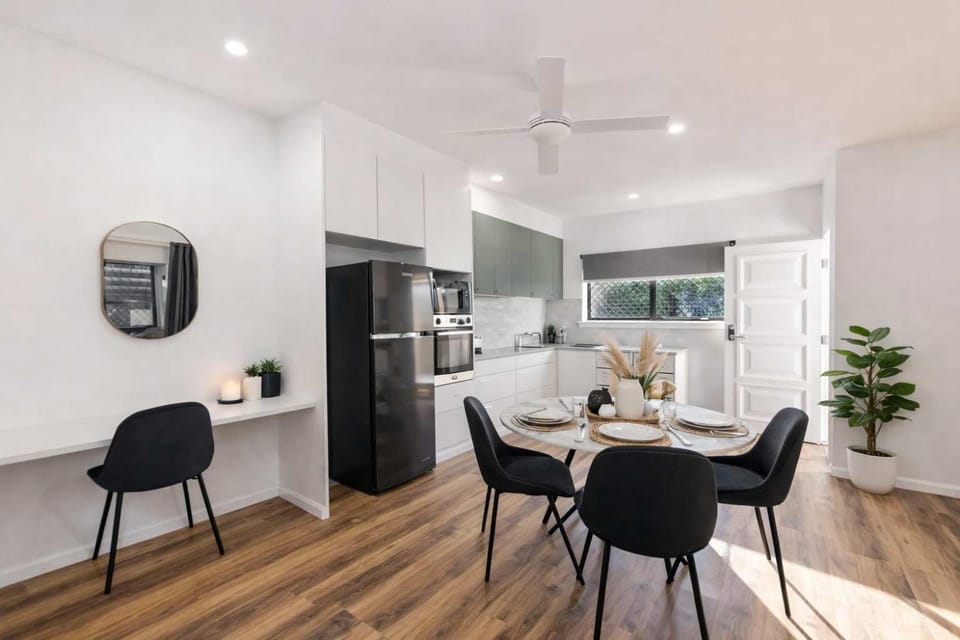 Coffee/tea facilities, Kitchen or kitchenette, Living room, Seating area, Dining area, oven, stove, toaster