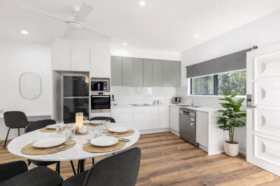 Kitchen or kitchenette, Living room, Seating area, Dining area, oven, stove