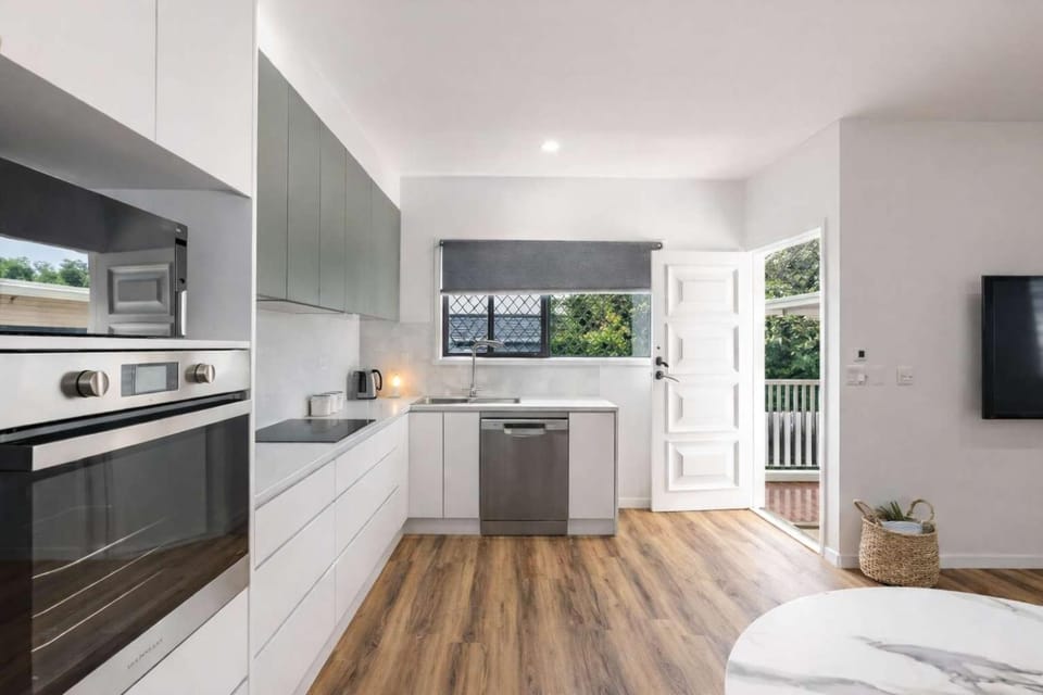 Kitchen or kitchenette, Photo of the whole room, dishwasher, oven, stove, toaster
