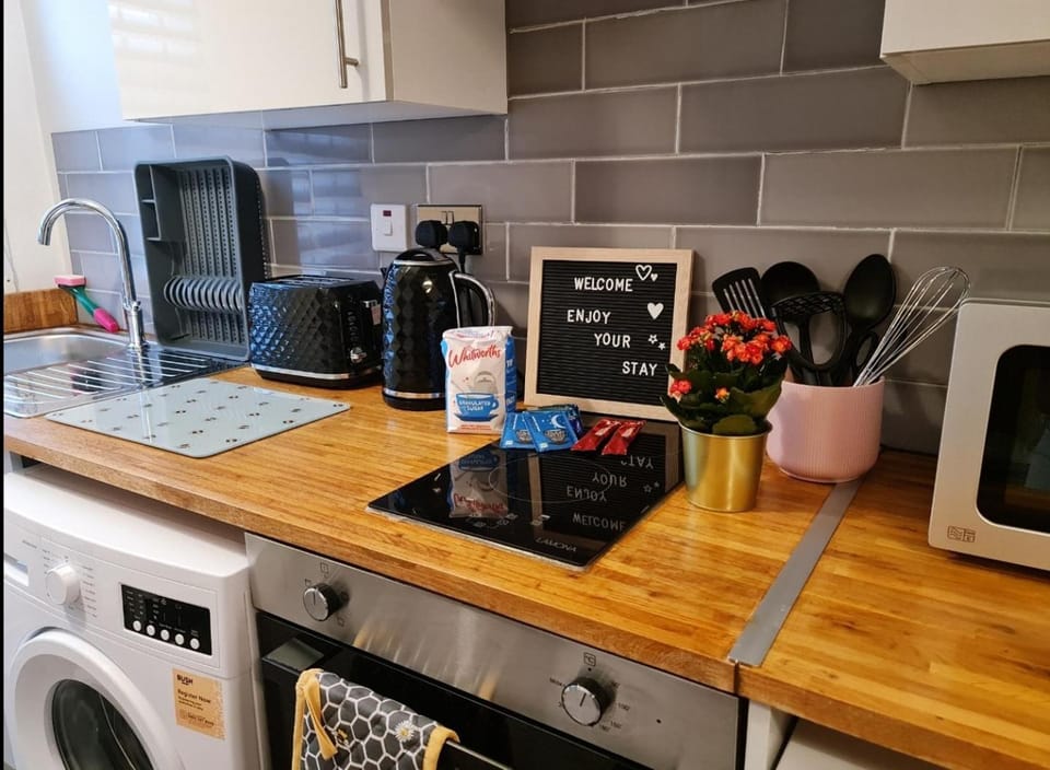 Coffee/tea facilities, Kitchen or kitchenette, oven, stove, washing machine