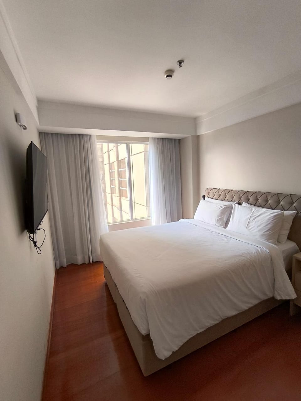 Bed, TV and multimedia, Photo of the whole room, Bedroom