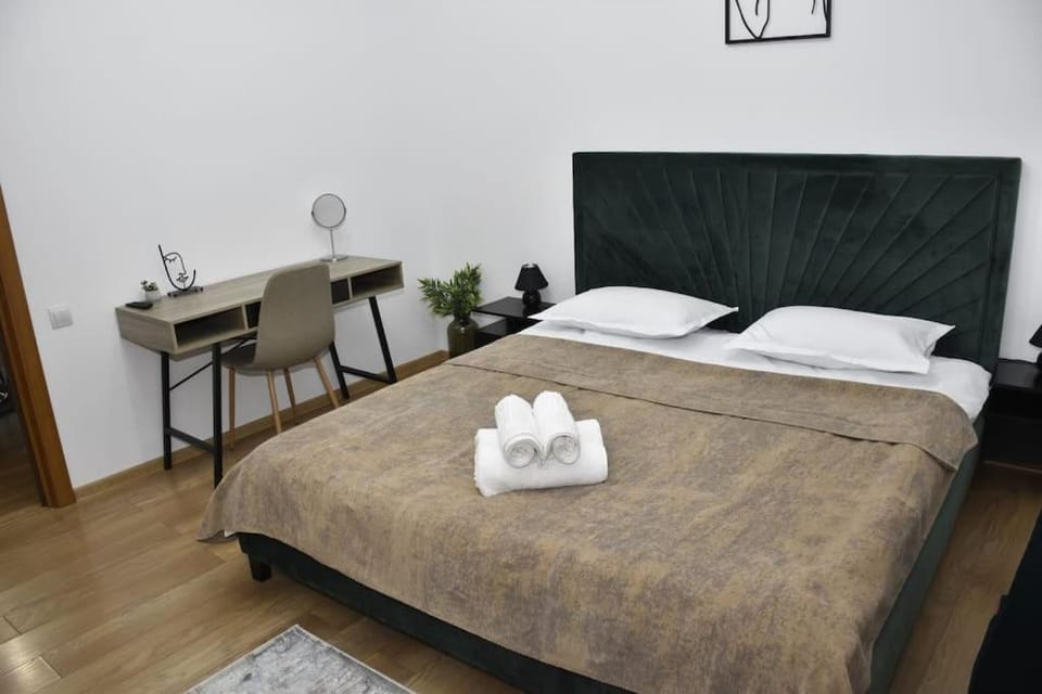 Bed, Photo of the whole room, Bedroom, hair dresser, towels