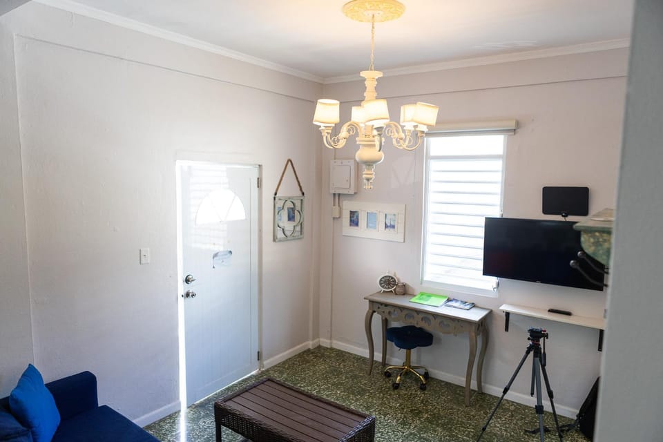 201-Vintage Modern Haven in the City, Near the Beach with Free Parking Apartment in San Juan
