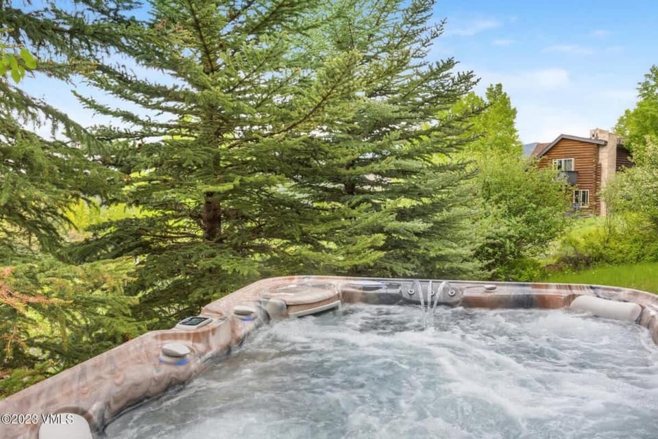 Gold Dust Getaway with Hot tub, near Ski Resorts House in Edwards
