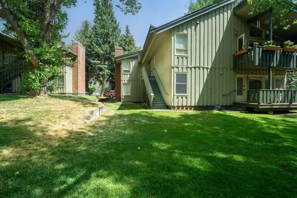 Local's Condo in Vail Steps from Ski Shuttle Apartment in Vail