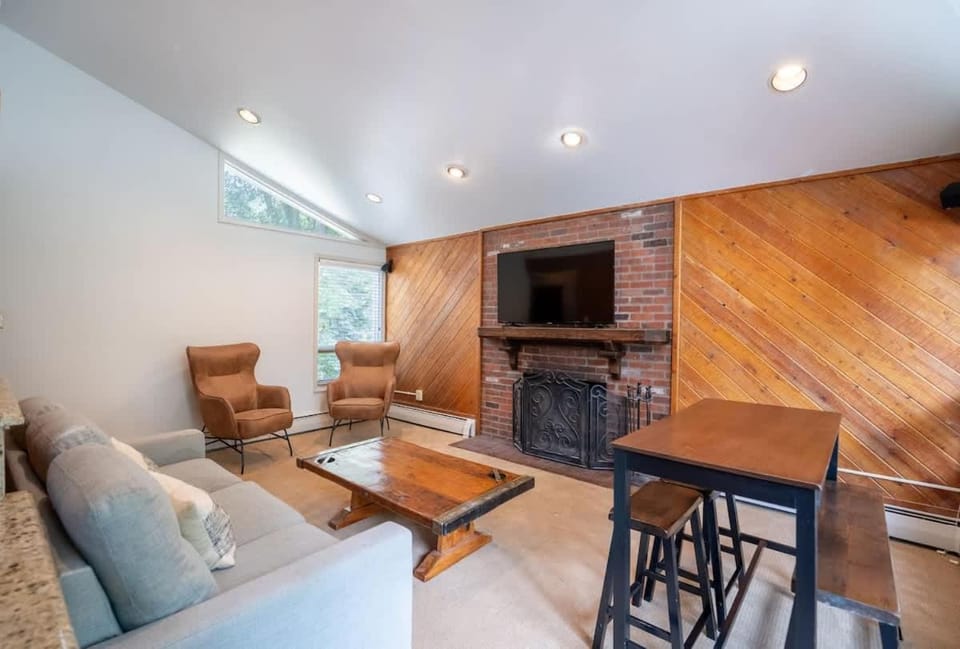 Local's Condo in Vail Steps from Ski Shuttle Apartment in Vail