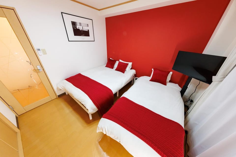 Bed, TV and multimedia, Bedroom