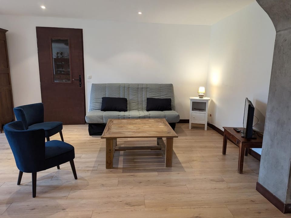 Gîte Authentique à Villemurlin avec Jardin et Parking - FR-1-590-527 House in Centre-Val de Loire
