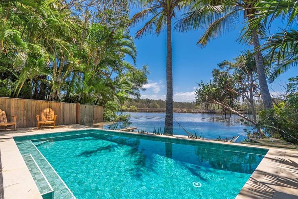 Fuller Holidays - Belongil Sunset - Giaour Street, Belongil Beach House in Byron Bay