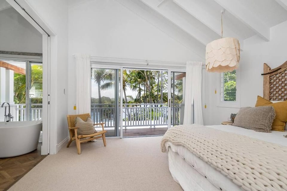 Fuller Holidays - Belongil Sunset - Giaour Street, Belongil Beach House in Byron Bay