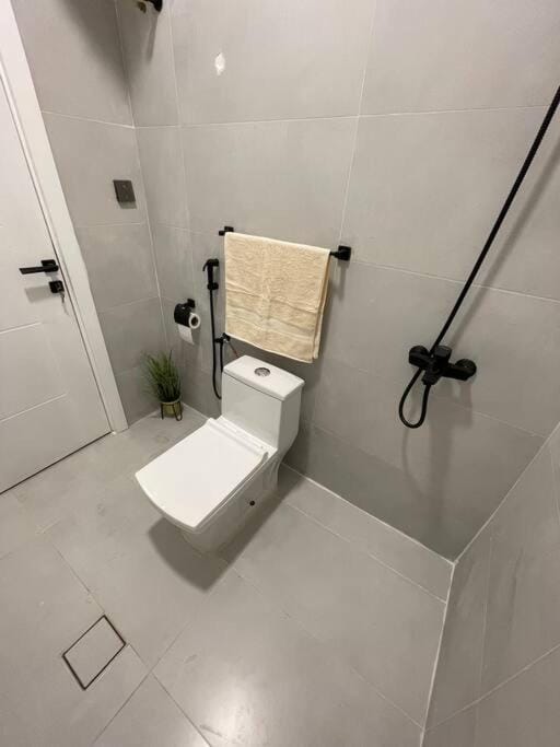 Shower, Toilet, Bathroom, towels