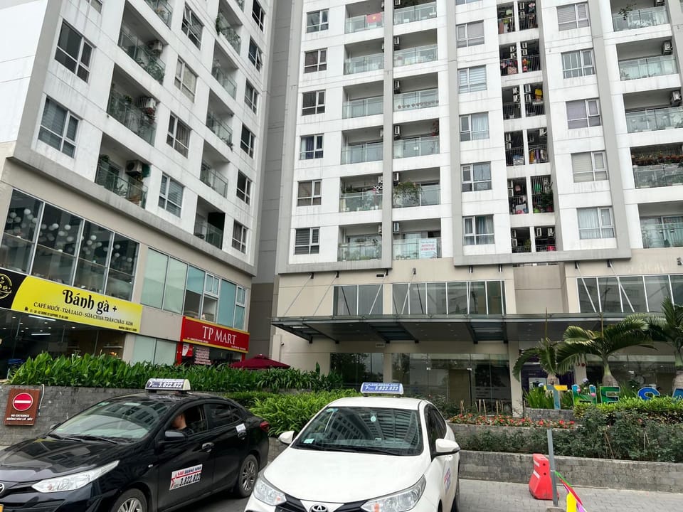 Property building, Day, Neighbourhood, City view, Street view, Location, Parking