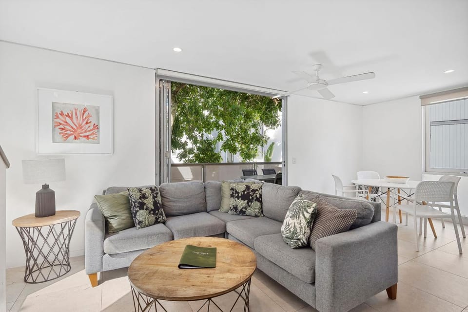 TV and multimedia, Seating area, Dining area