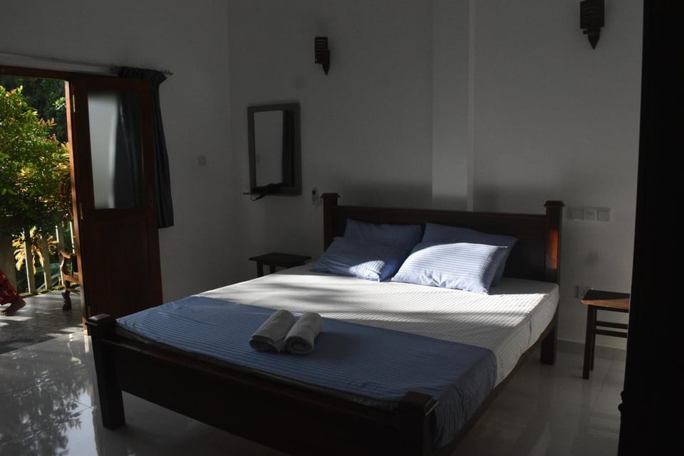 Villa Shiny Aura Bed and Breakfast in Hikkaduwa