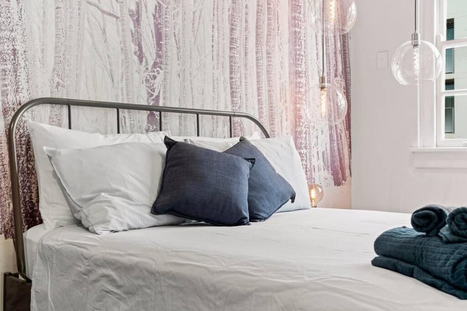 Prime Bondi Bch -Top Floor Sunny Renovated 1Br apt Apartment in Sydney